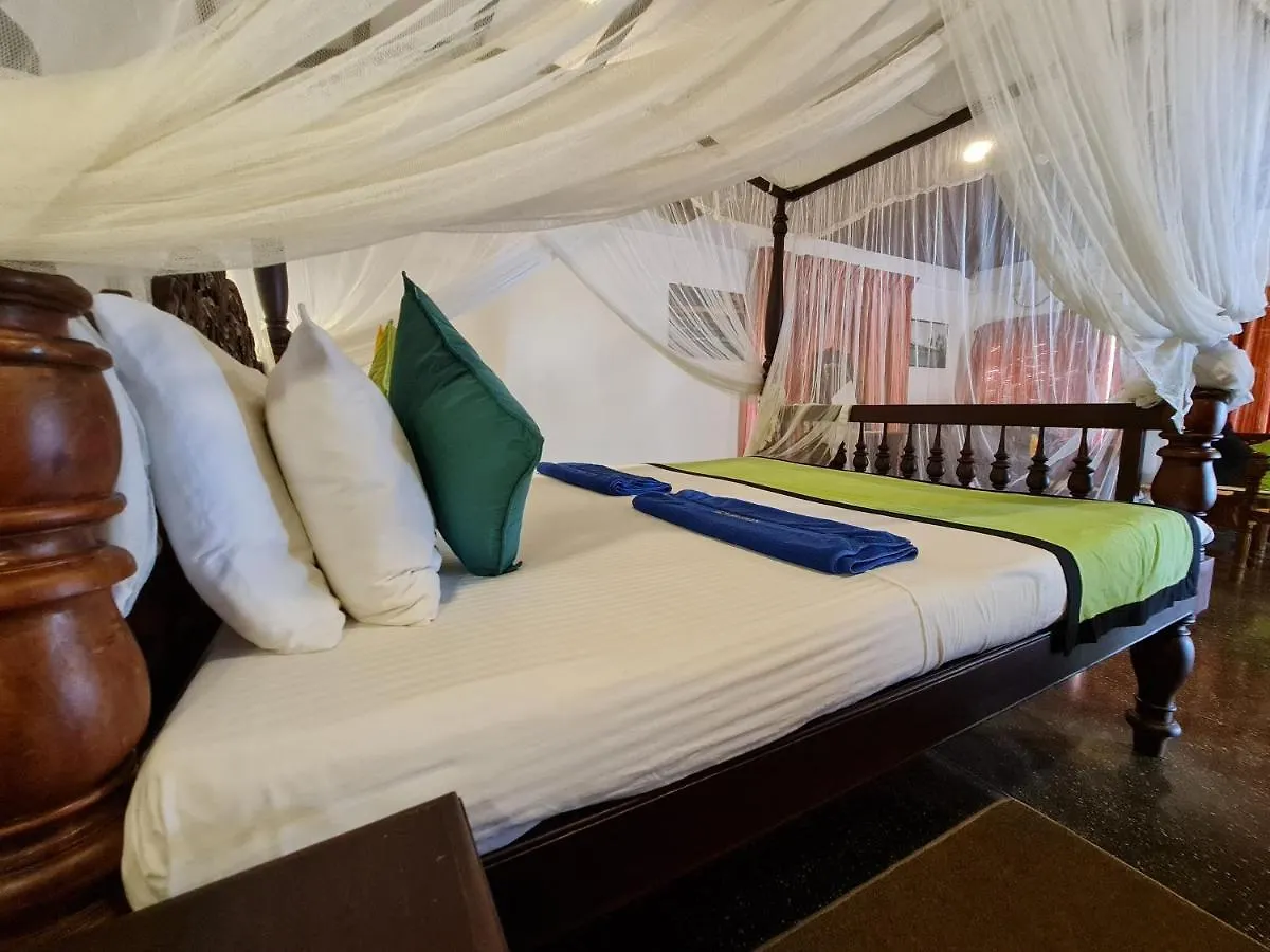 Star Beach Guest House Негомбо 2*,