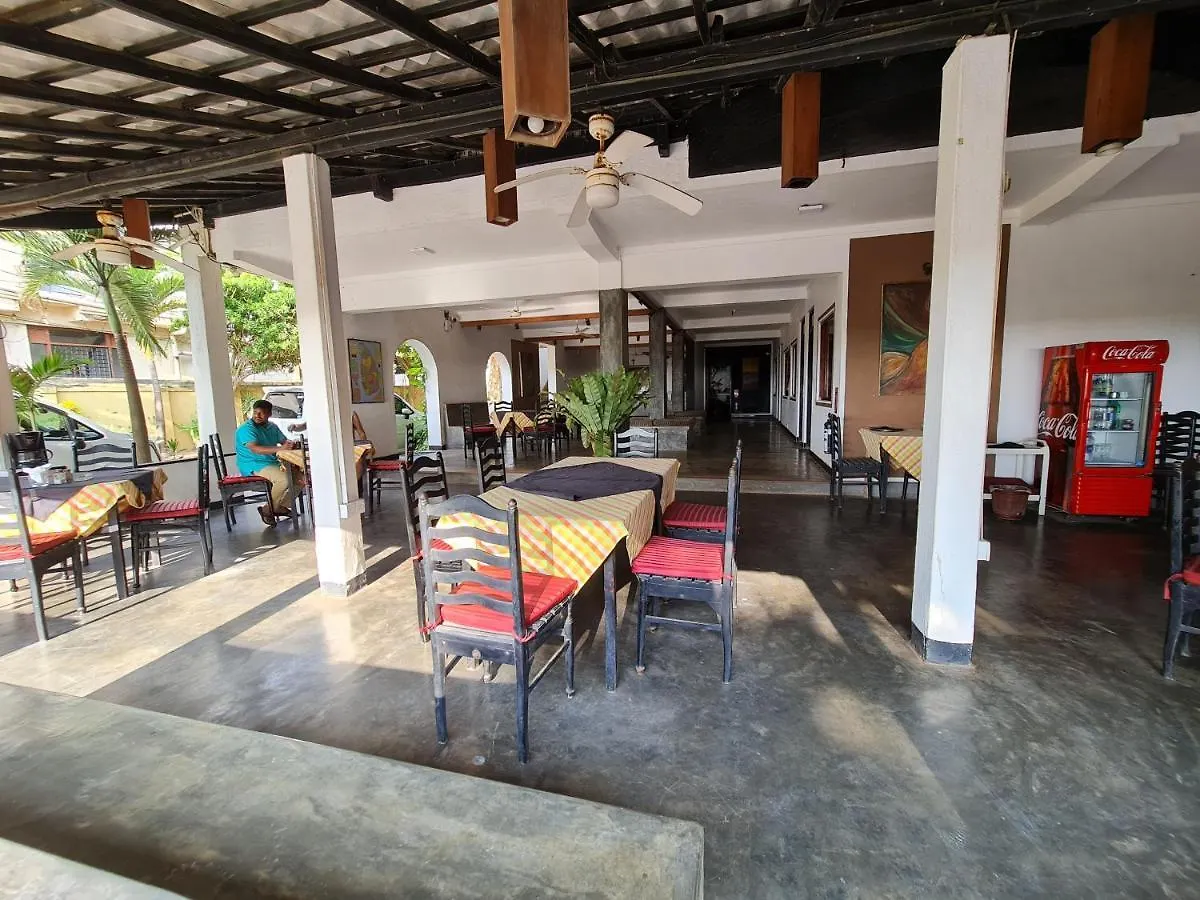 Star Beach Guest House Негомбо