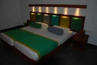 Star Beach Guest House Негомбо 2*,