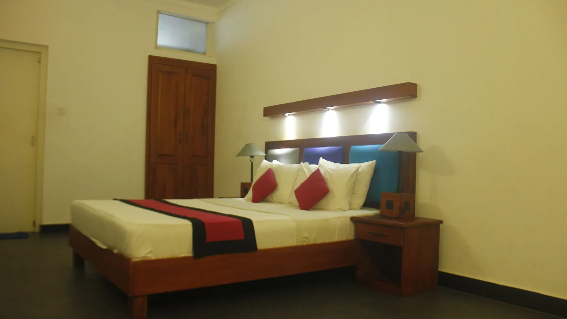 Star Beach Guest House Негомбо 2*,