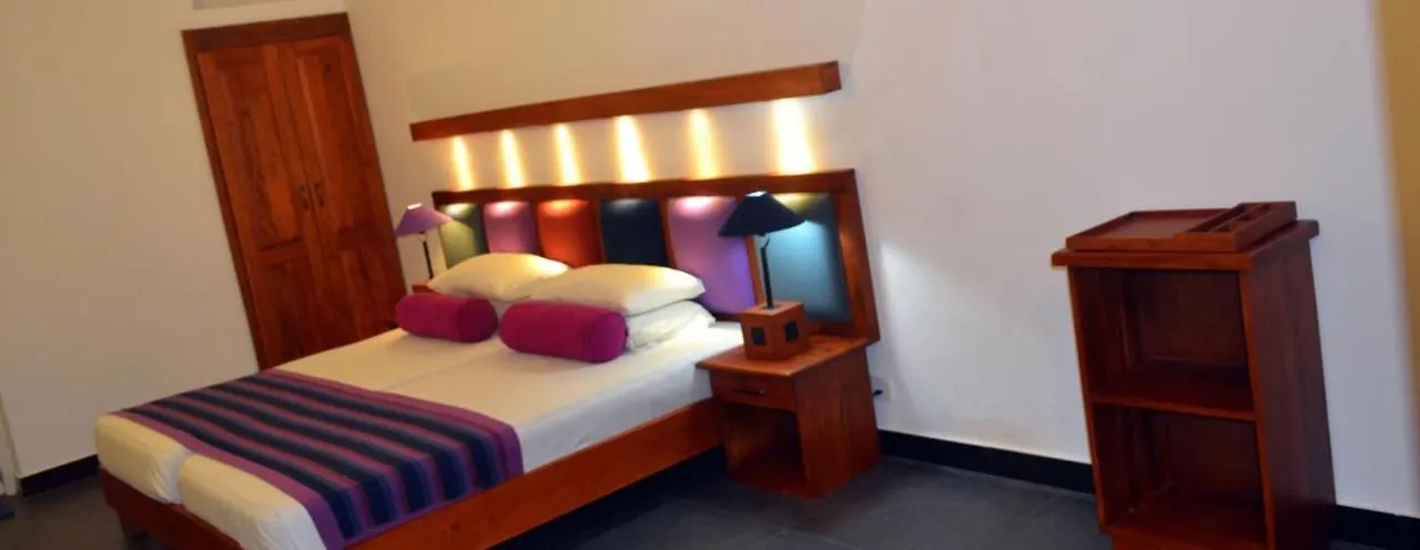 Star Beach Guest House Негомбо Отель