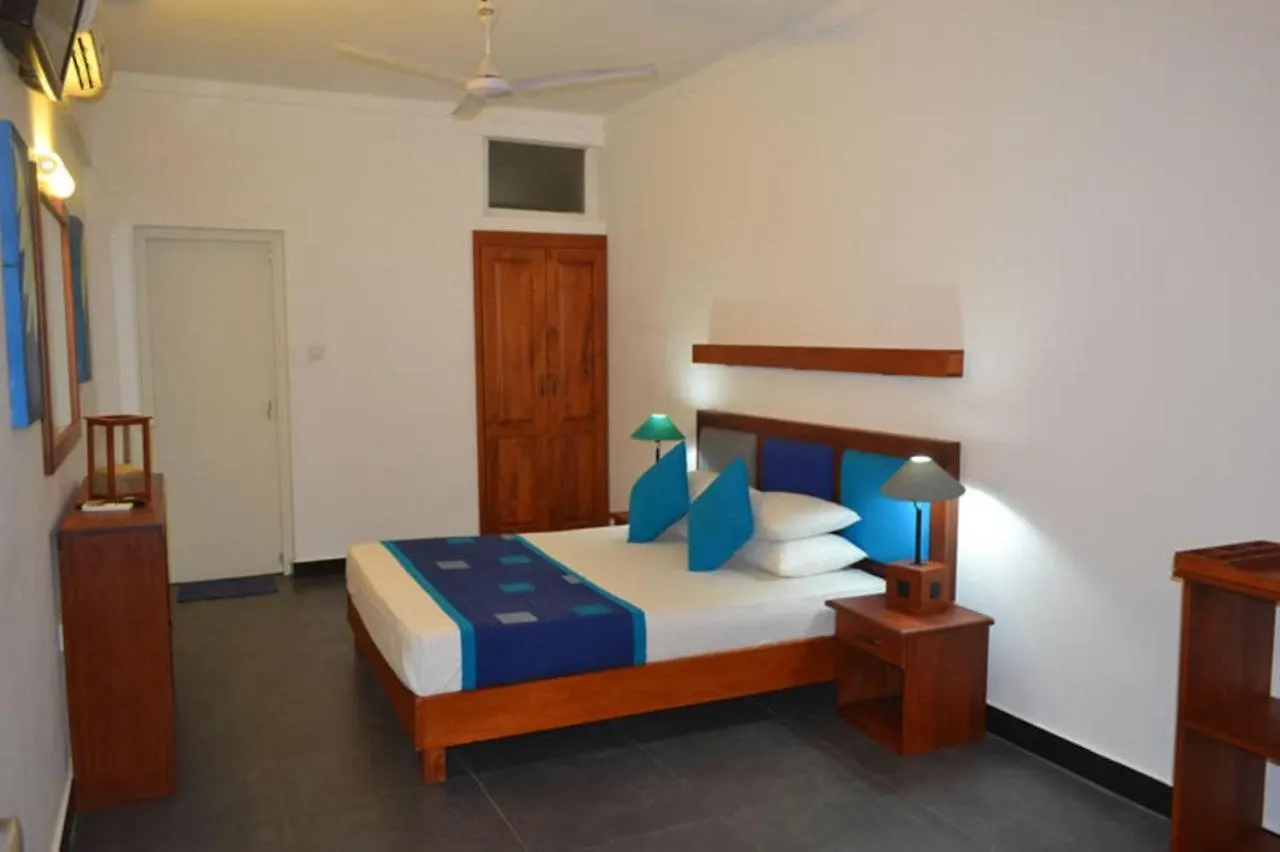 Star Beach Guest House Негомбо Отель