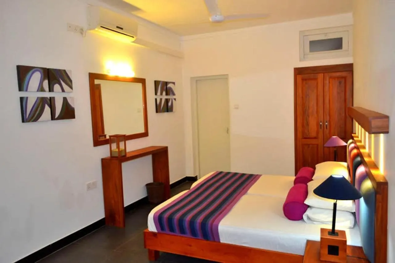 Star Beach Guest House Негомбо Отель